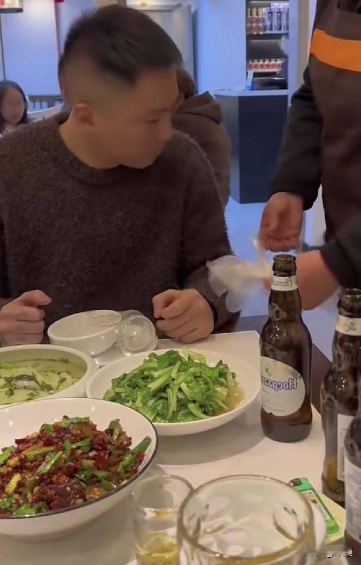 男子饭店吃饭，朋友问他，你筷子呢？于是他喊来服员问，我用手抓呀？于是服务员转身给