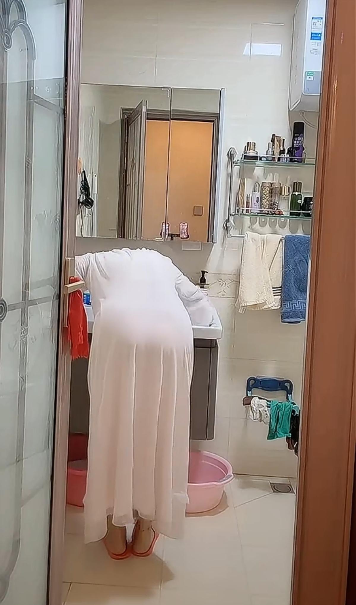 媳妇洗头你们说要不要帮个忙