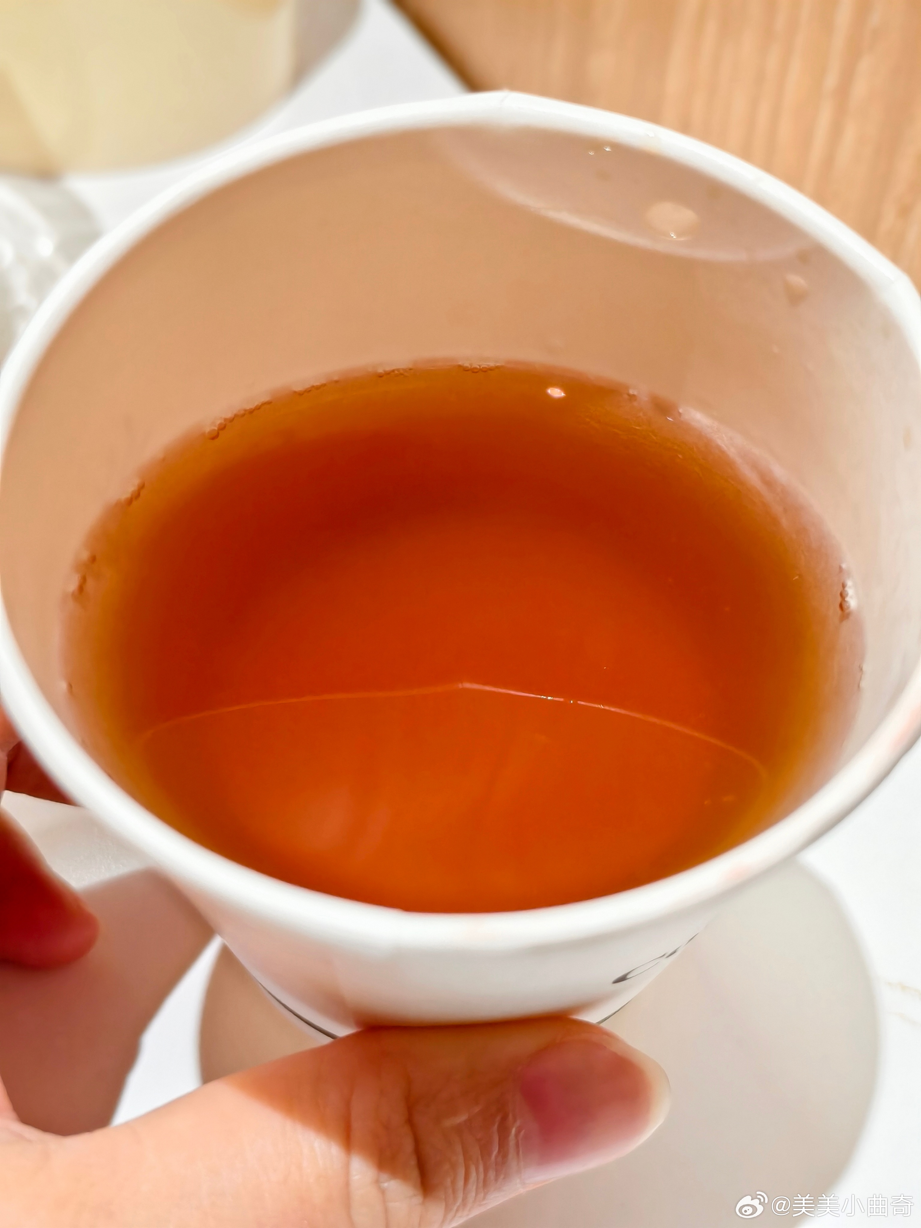 拿了一杯冰柠茶给我品，难喝的要死，说还是星巴克买的，他们的配方，星巴克绝对有所隐