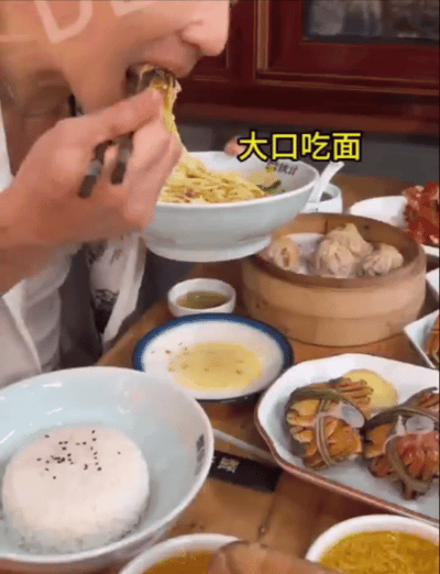 #刘畊宏转型吃播了吗#谁家好人带你跳完操还诱惑你吃东西啊，刘畊宏你真的不要太过分