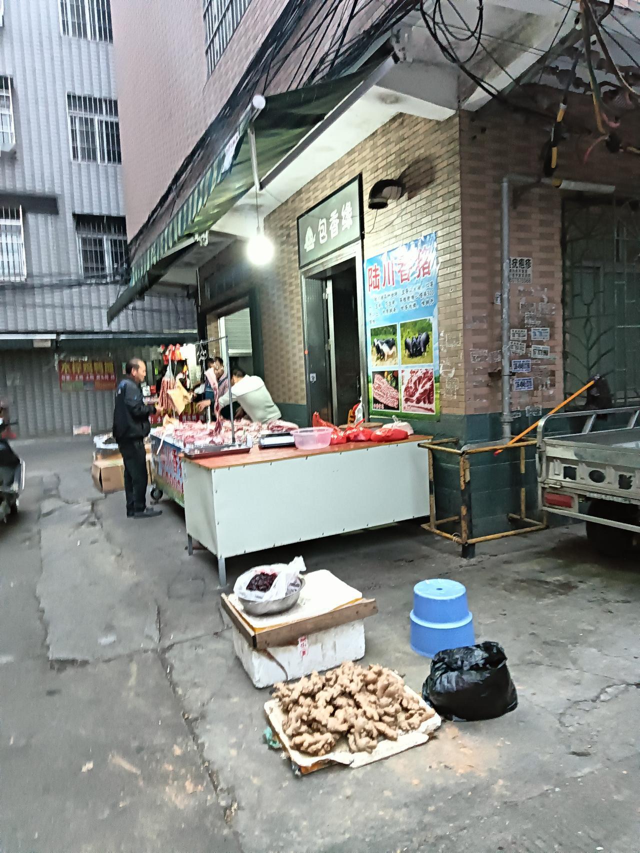 贵港市港南木松岭市场是港南区最大的综合市场，这里每天禽畜淡水鱼海鲜蔬菜果品有大量