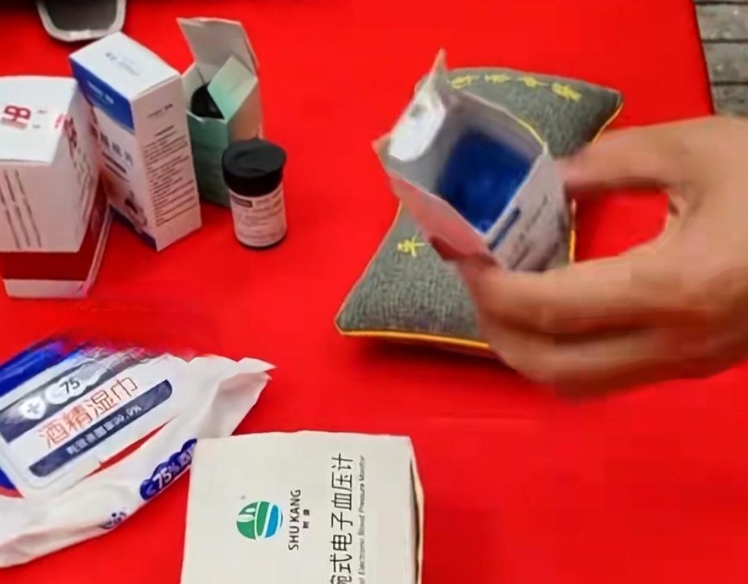 事发4月14日，杭州滨江区一小区内，社区联合当地一家诊所开展便民义诊，为居民提供