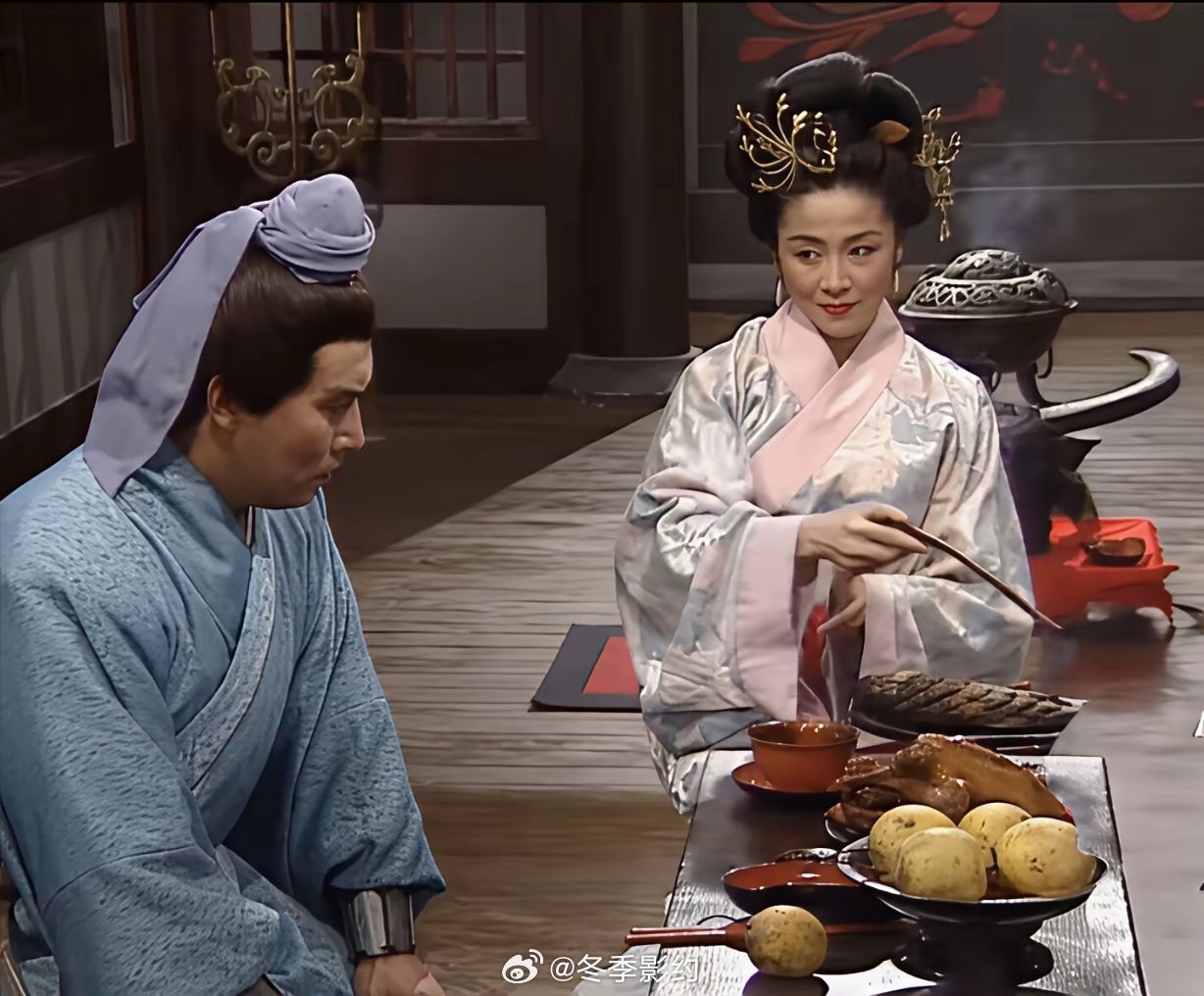 看到此女 眼神 动作是非常挺仰慕常山赵子龙。老版《三国演义》拍的真好！确实很经典