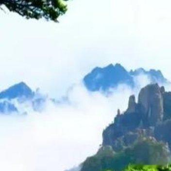 儿时的时光，总是在往后无数个岁月年轮的缝隙里穿插交织，极惹人怀念，宛如许久以前心