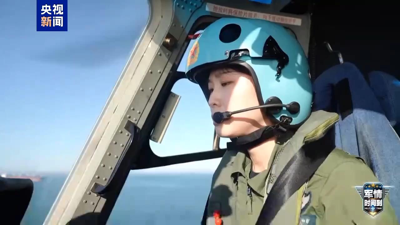 近日，海军首批舰载机女飞行学员全部通过昼间着舰单飞考核。这批“00后”学员于数年
