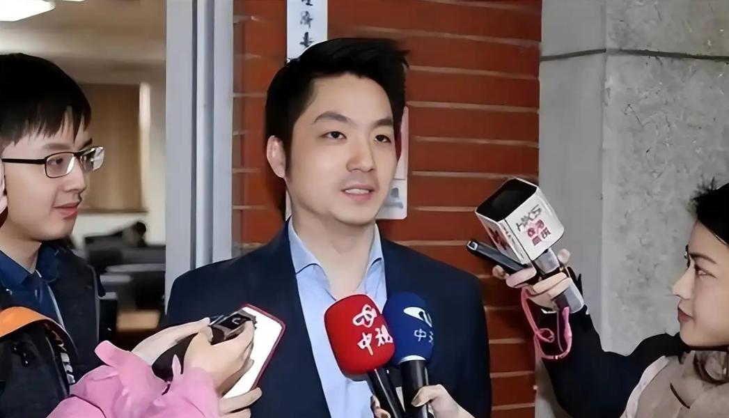 蒋万安把话说绝了：当着一圈镜头，直接撂下一句：国民党主席，我不选。

半个字的回