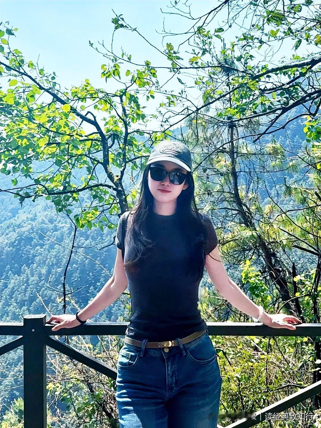 万物皆有价，清欢胜万金。浮名皆是梦，淡泊可安身。心宽无俗扰，意静远风尘。不争人间