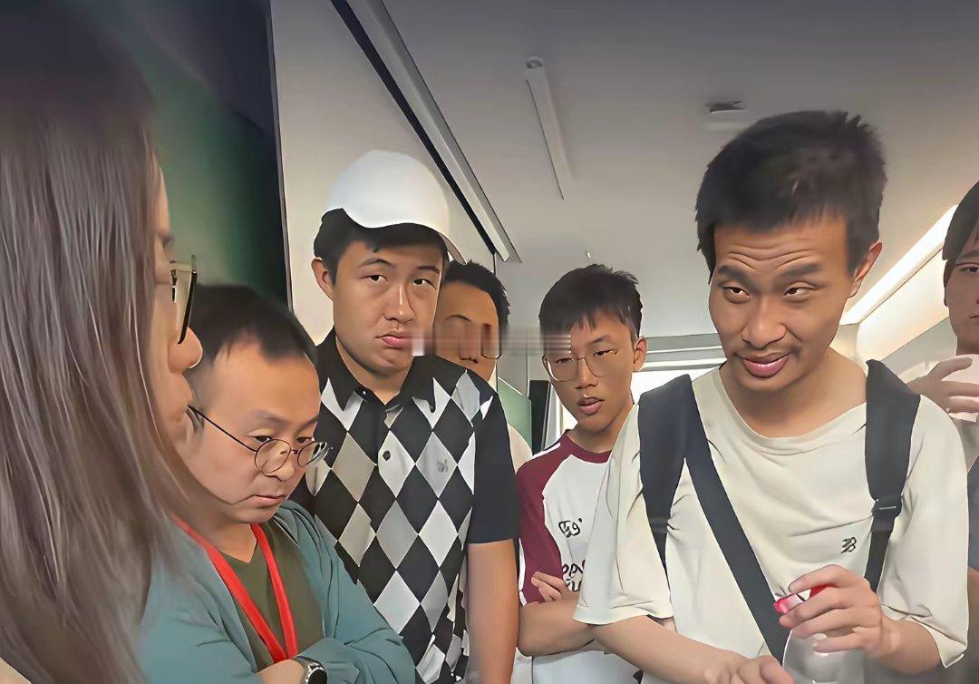 韦神走过来听你讲话的时候，一般人还真接不住这股气势 
