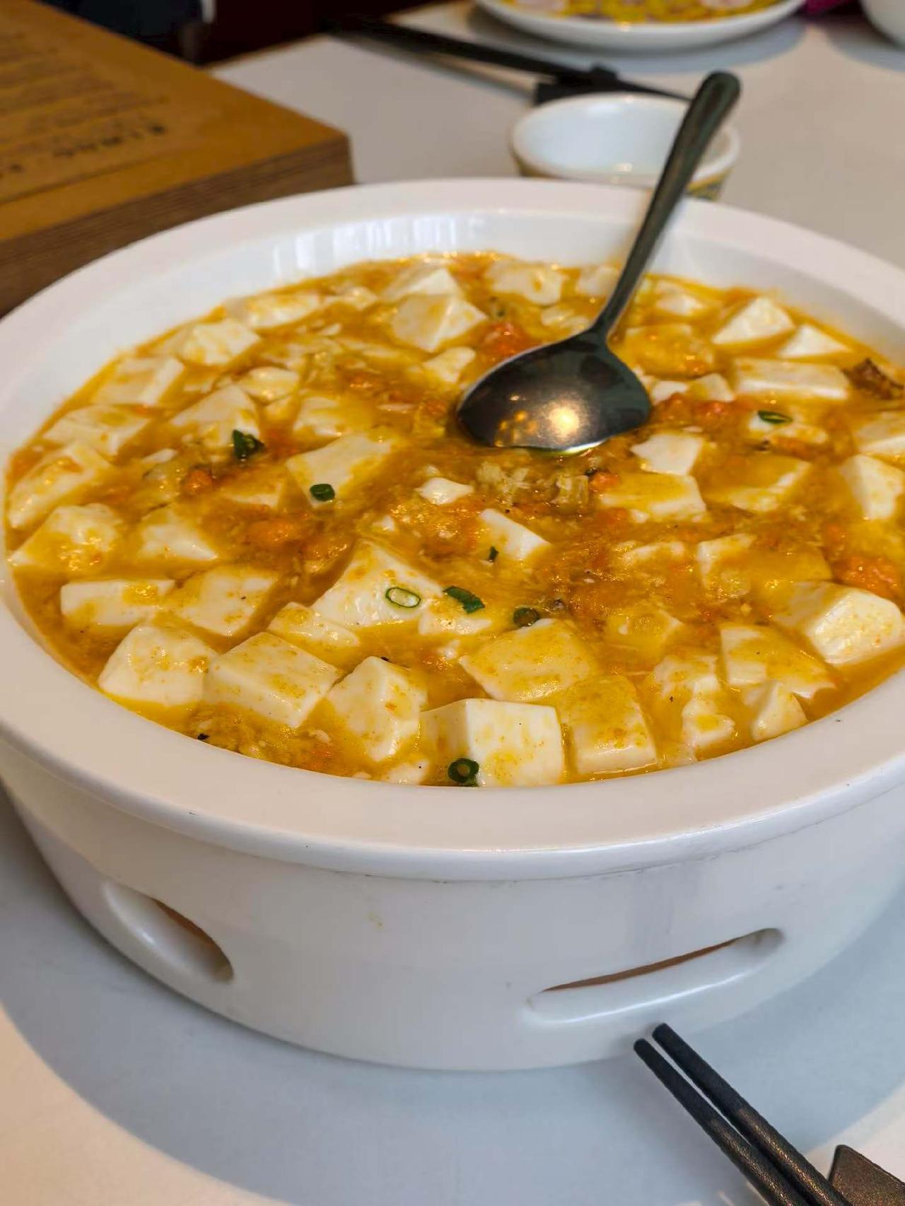 今天晚上，做了一顿番茄酱豆腐，全家人吃得津津有味，个个赞不绝口，很有成就感！[大