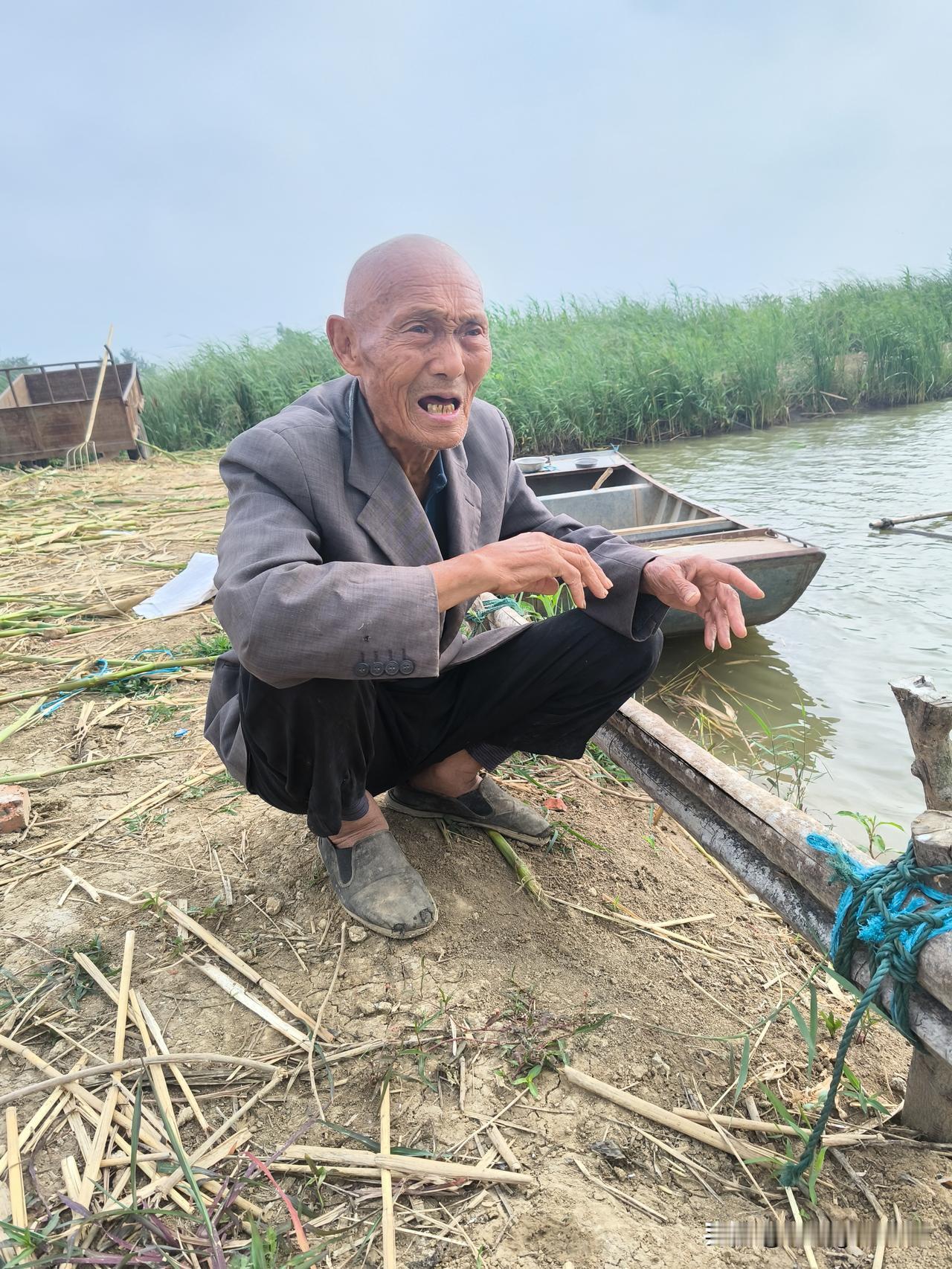 长寿老者
     昨日归乡，邂逅了86岁的三叔叔。他与我父亲同宗，在村里也算是