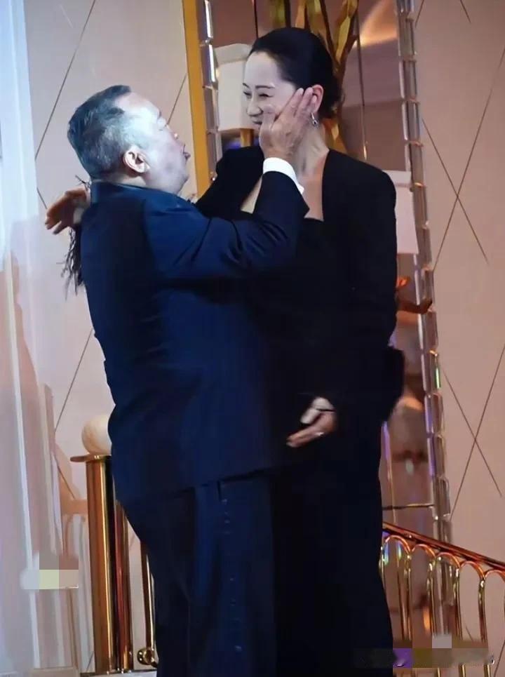 曾志伟在香港可是出了名的老顽童，爱开玩笑、爱揩油，他和那谁谁谁，关系好到没话说，