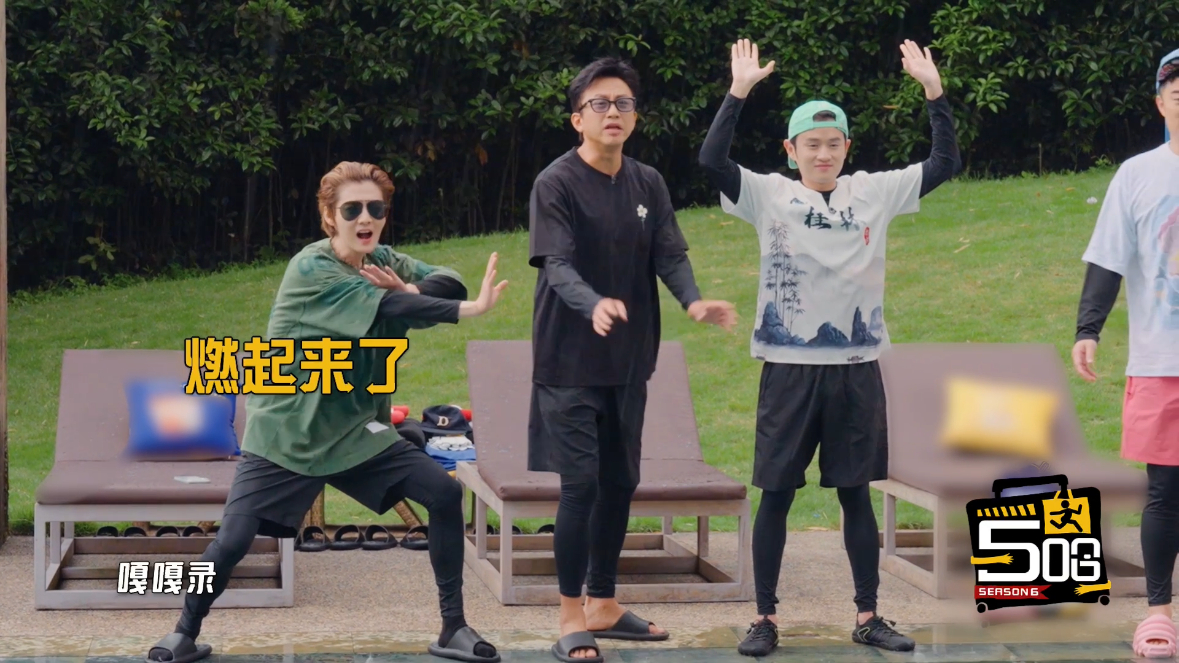 鹿晗为了帅没太阳也戴墨镜 鹿晗be like：帅是一种态度，没太阳戴墨镜就为了酷