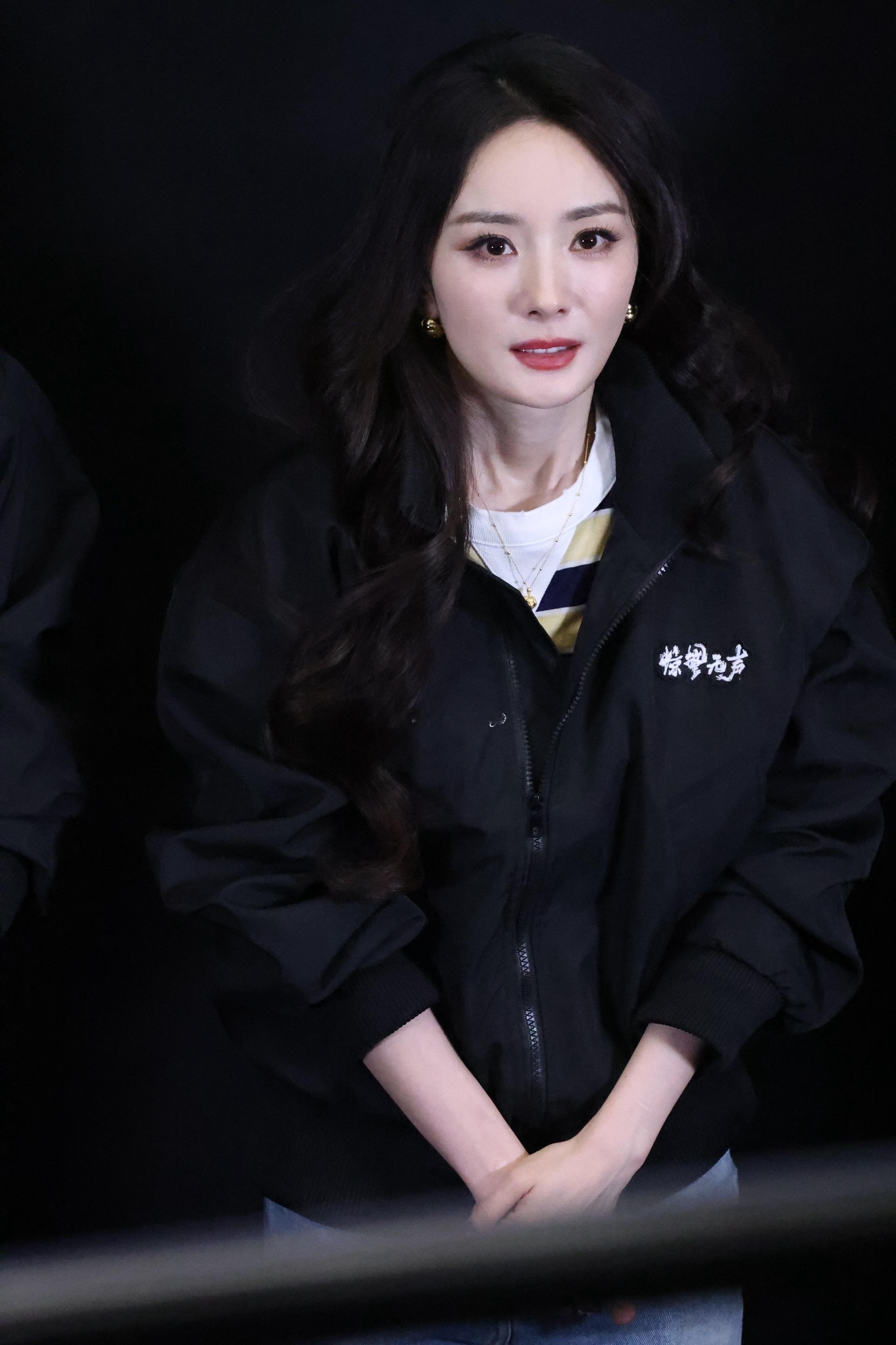 这张是在看我吧杨幂杨幂 好有说服力的女特务刘诗诗帮杨幂递话筒