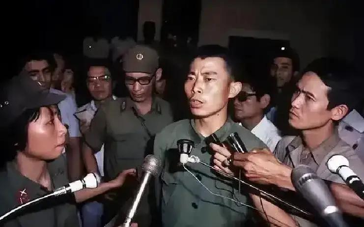 1984年，老山前线。不愿丢弃战友遗体的汪斌，被越南记者围堵，他也是我军唯一被俘