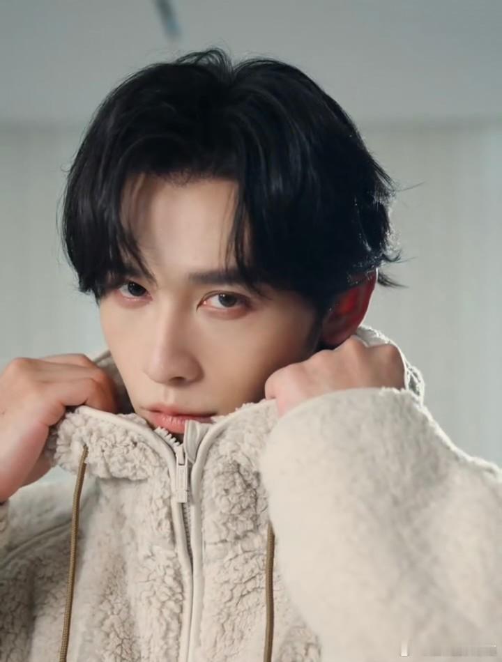 短国李栋旭出现了  像吴谨言老公。头发遮住一半，每张图长得都不一样。 ​​​