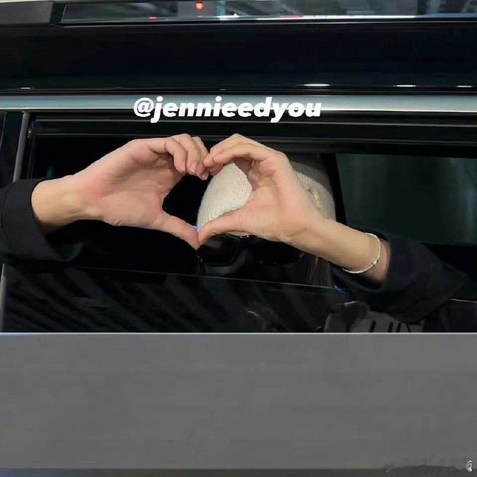 Jennie爆炸害羞舞台上气场全开，私下就是一个这么可爱容易害羞的小女孩[爱慕]