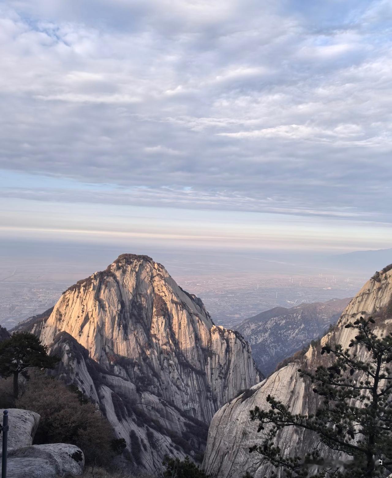 满心欢喜挑淡季闯华山，揣着“人少不堵、横扫五峰”的美梦出发，结果没躲过北峰的“地