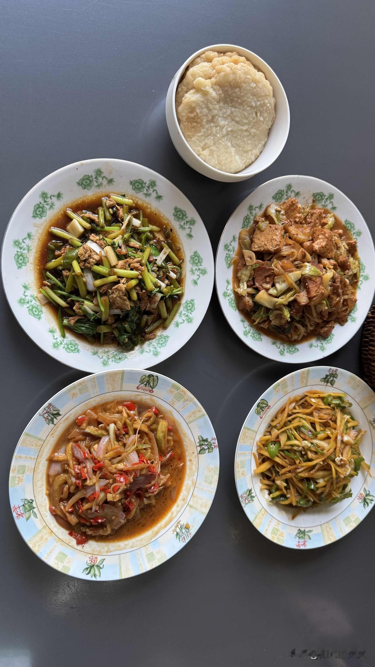 看看这饭菜你愿意吃吗？
这可是地地道道的农家乐饭。地地道道的大厨给做的。[呲牙]