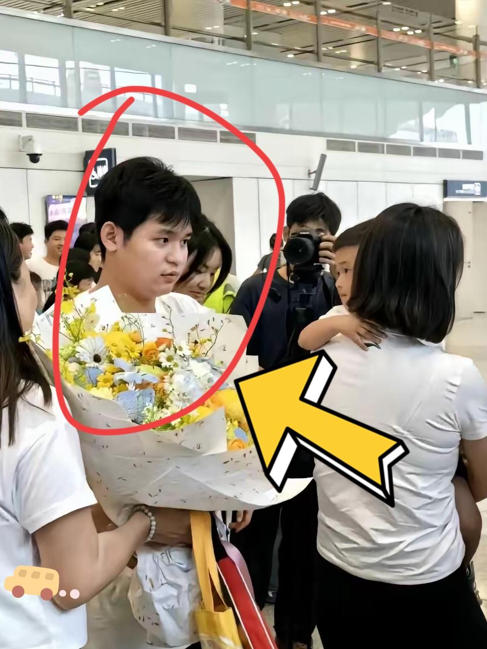 林诗栋夺冠回国，
出机场那一刻，所有人都看傻了…
​他没扑向人群里的亲妈，而是单