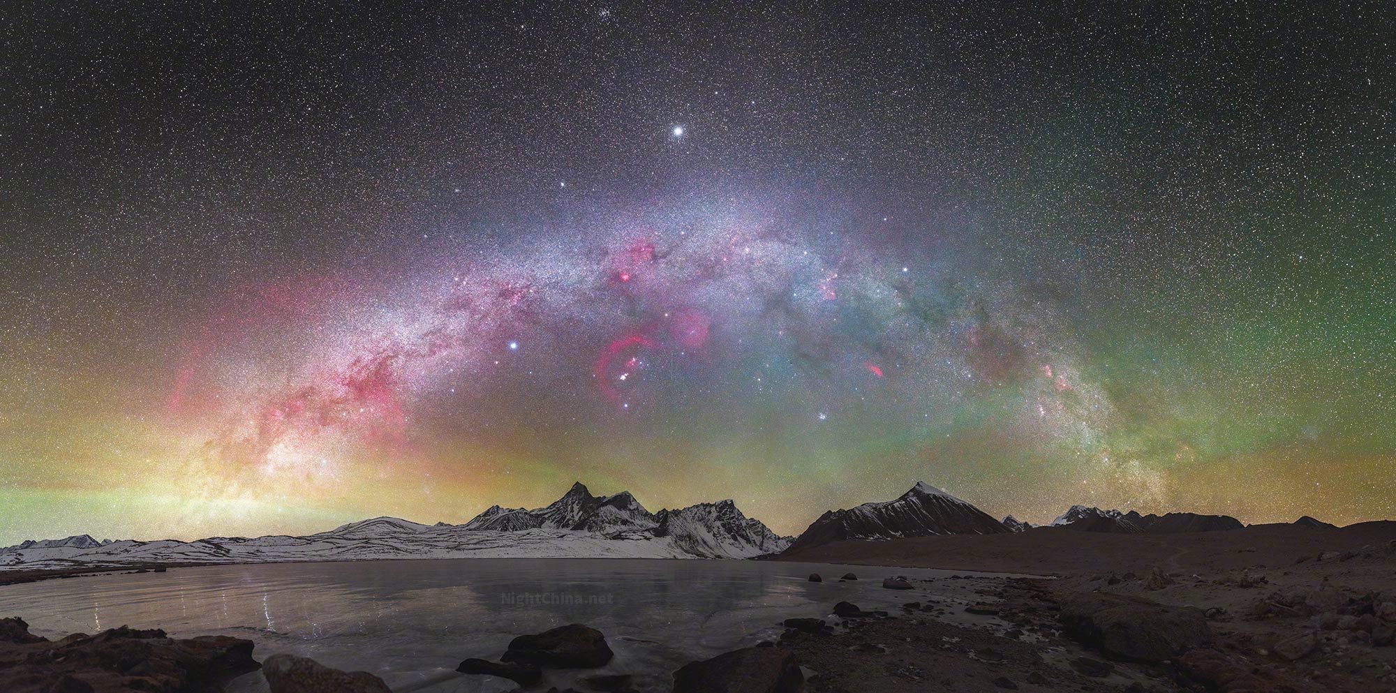 当宗措湖的冰面接住银河的碎光，阿玛直米雪山便成了宇宙的画框 —— 粉紫星云揉碎在