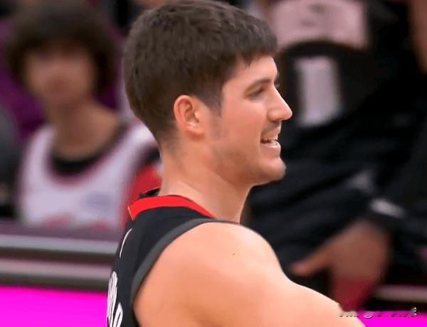 谢泼德这孩子打得是越来越好了，今天8个助攻5个抢断亮了！
今天火箭主场大胜骑士，