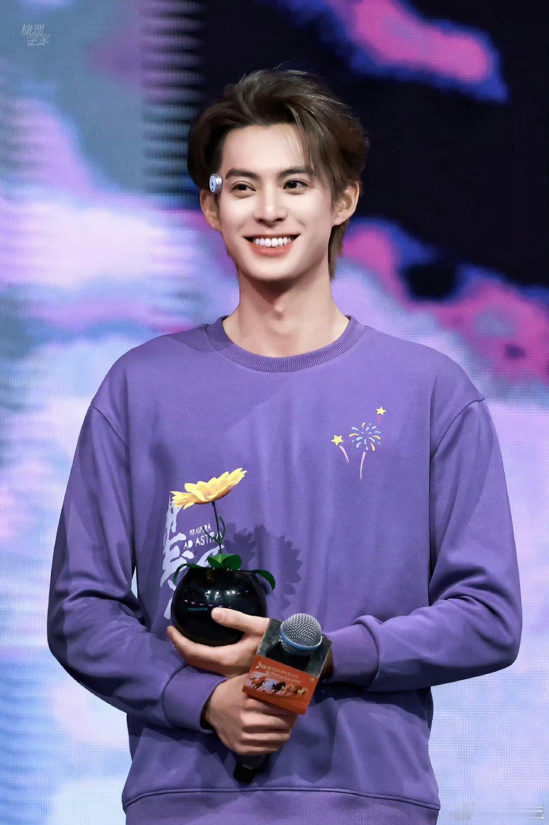 王鹤棣在嘴里炒了盘川菜 看完这段只想说，王鹤棣你别急，我们慢慢听。不过你这样着急