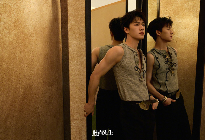李昀锐今天杂志封面大片中的这两张好有男友感。。小林这背心领口大开的真妙啊！ ​​