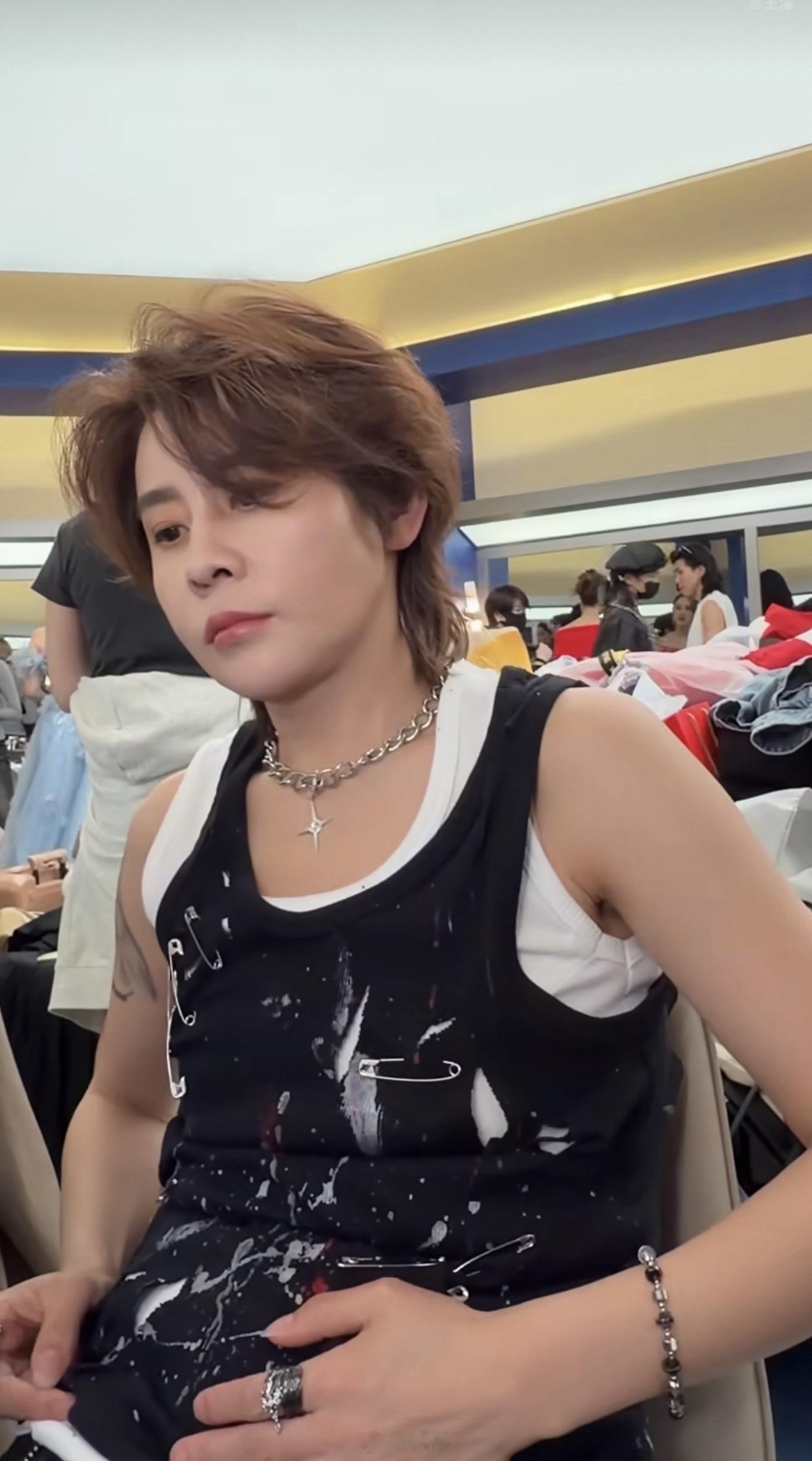 李小冉夸赞王濛当队长超拼 被李小冉实名夸赞的濛主也太亮眼啦！带队认真又拼命，责任