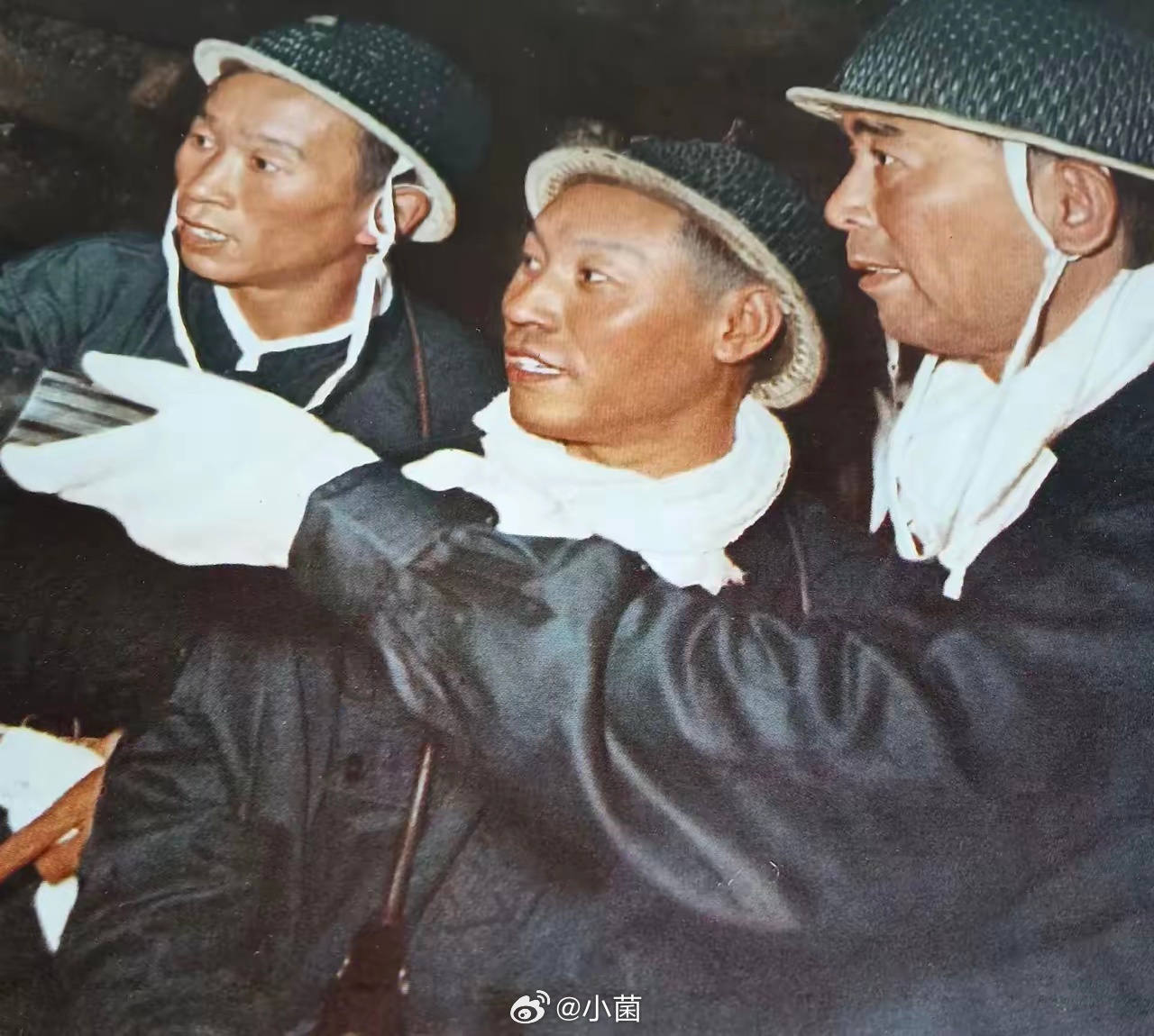 1958年周总理来到开滦煤矿唐家庄矿视察。照片中，周总理身着深色工装、头戴安全帽