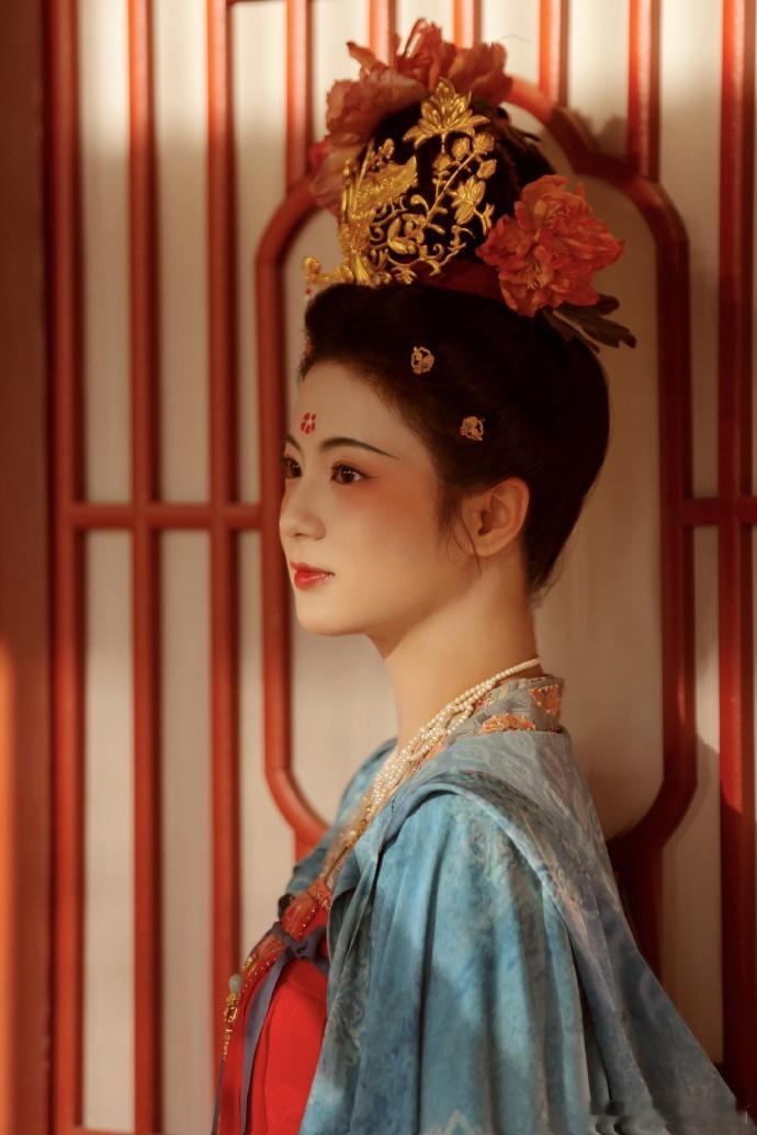 追剧《国色芳华》，张雅钦饰演的李幼贞令人心动。她的气质与美貌，宛如大唐盛世中的精