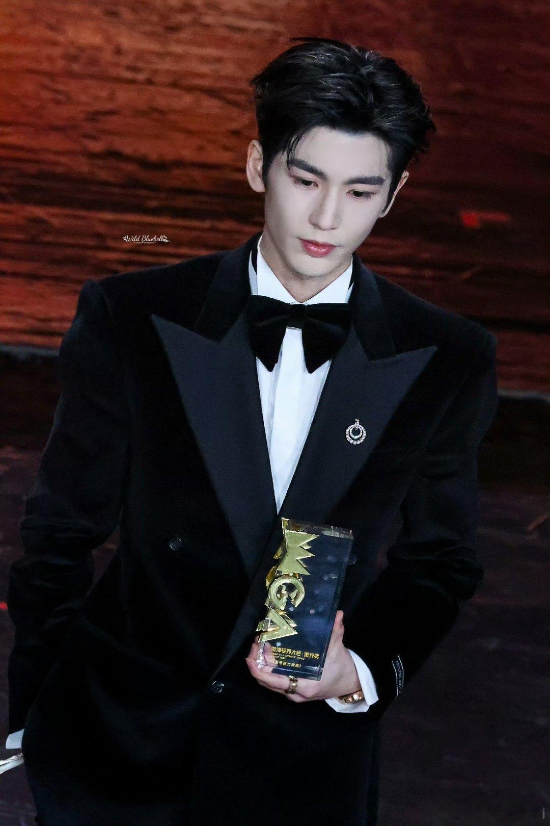 苍兰诀王鹤棣张凌赫微博视界大会内场领奖图🈶 这么多年东方青苍和长珩仙君我还是没