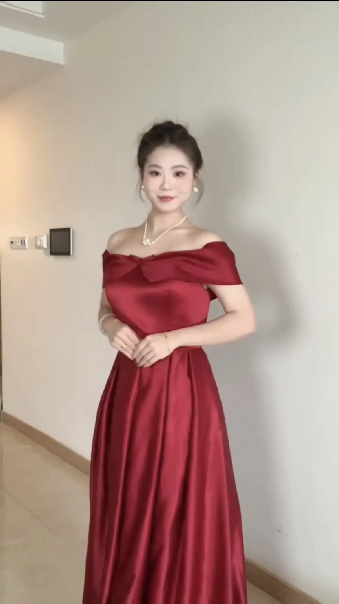 明天订婚 穿哪套比较好看