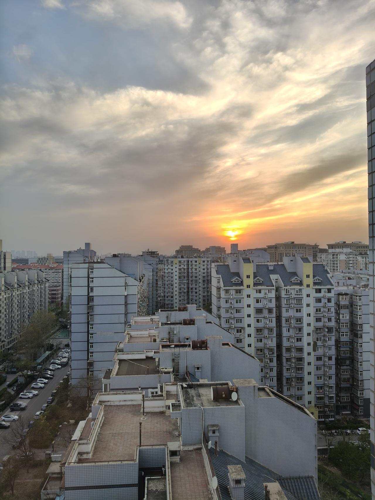 大城的夕阳，在全部是钢筋水泥的森林中，东升西落，周而复始！人类蜗居在钢筋混凝土的