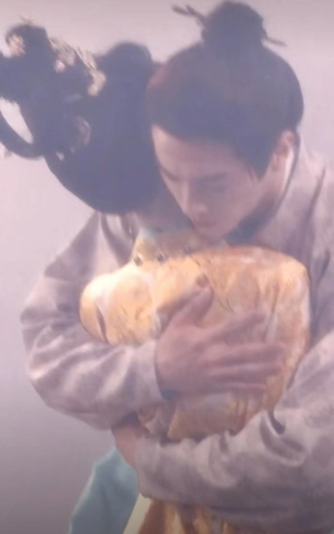 救命，田曦薇真的薄薄一片，特别是这个腰和背，感觉整个腰背真的就像是许凯的手掌一样