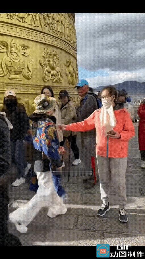 女子在转经筒前破口大骂，骂的相当难听，就是因为路过的小伙子喊了她一声阿姨，她觉得