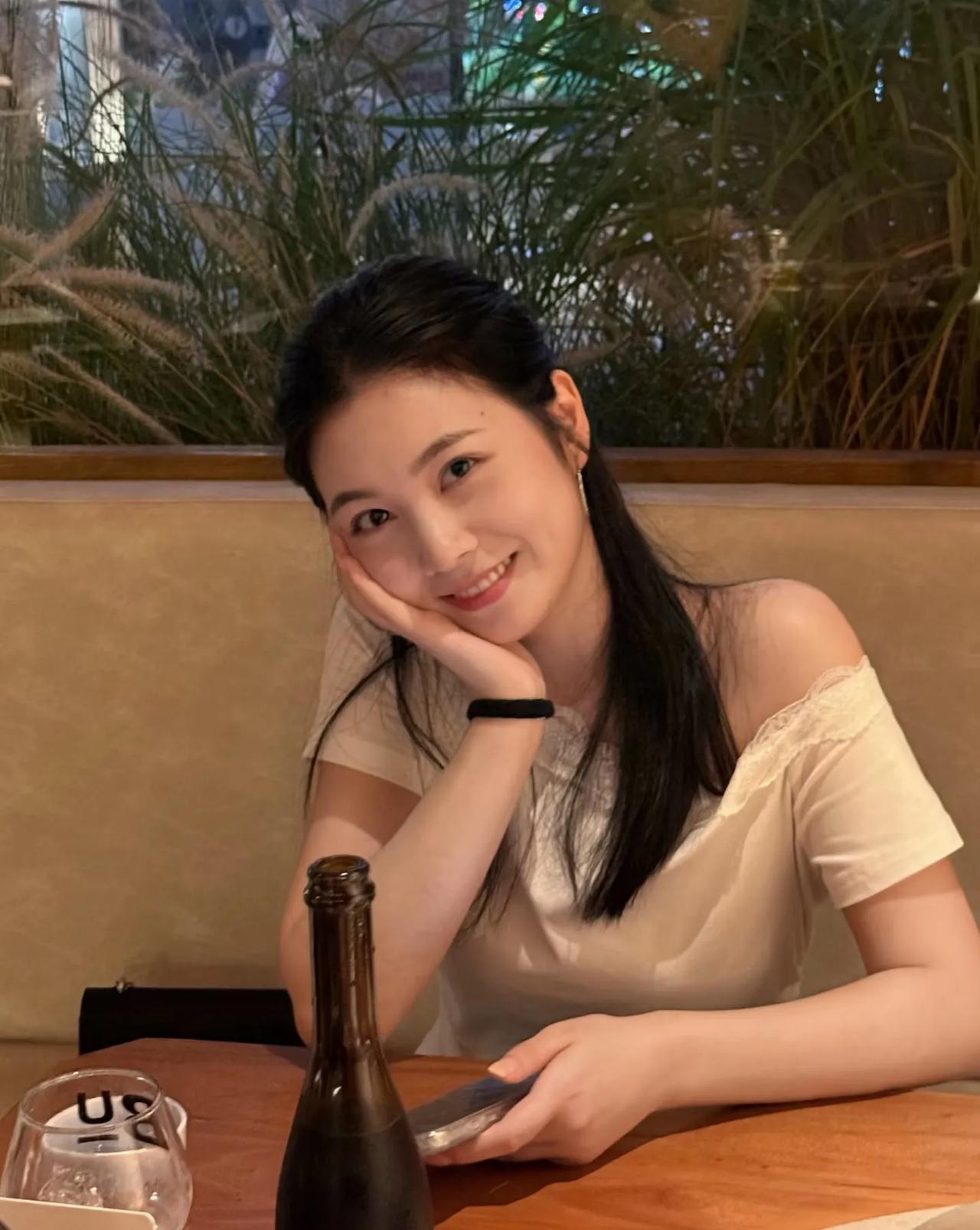 夜晚的餐厅，温暖灯光下，微笑的少女，享受美食时光餐厅氛围感照片 温柔系餐厅 。