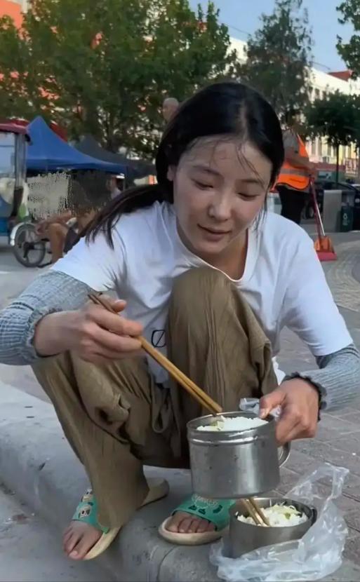 李福贵没有你想的那么大方！
她每天戴着一顶草帽，
开着一辆小货车，
走街串巷卖豆