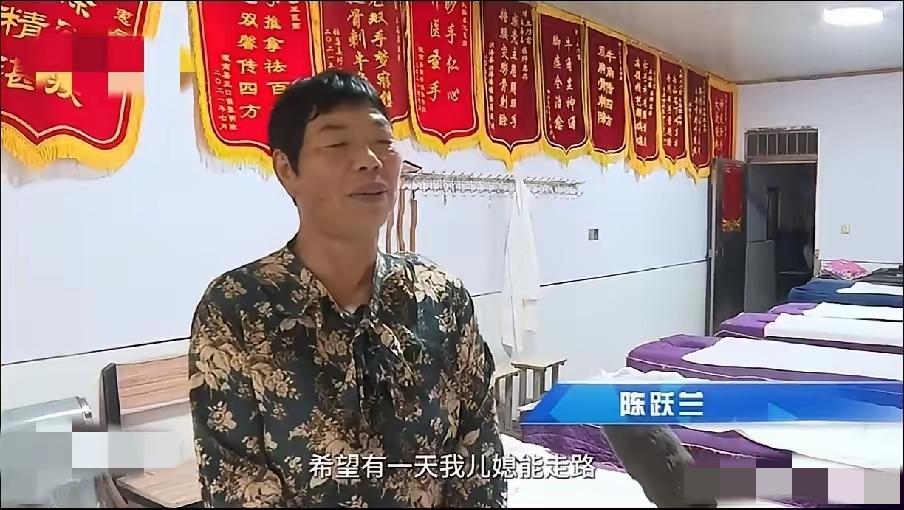 江苏盐城，一女子遭遇车祸后成植物人，亲生母亲放弃治疗，婆婆坚决不同意，并用自己的