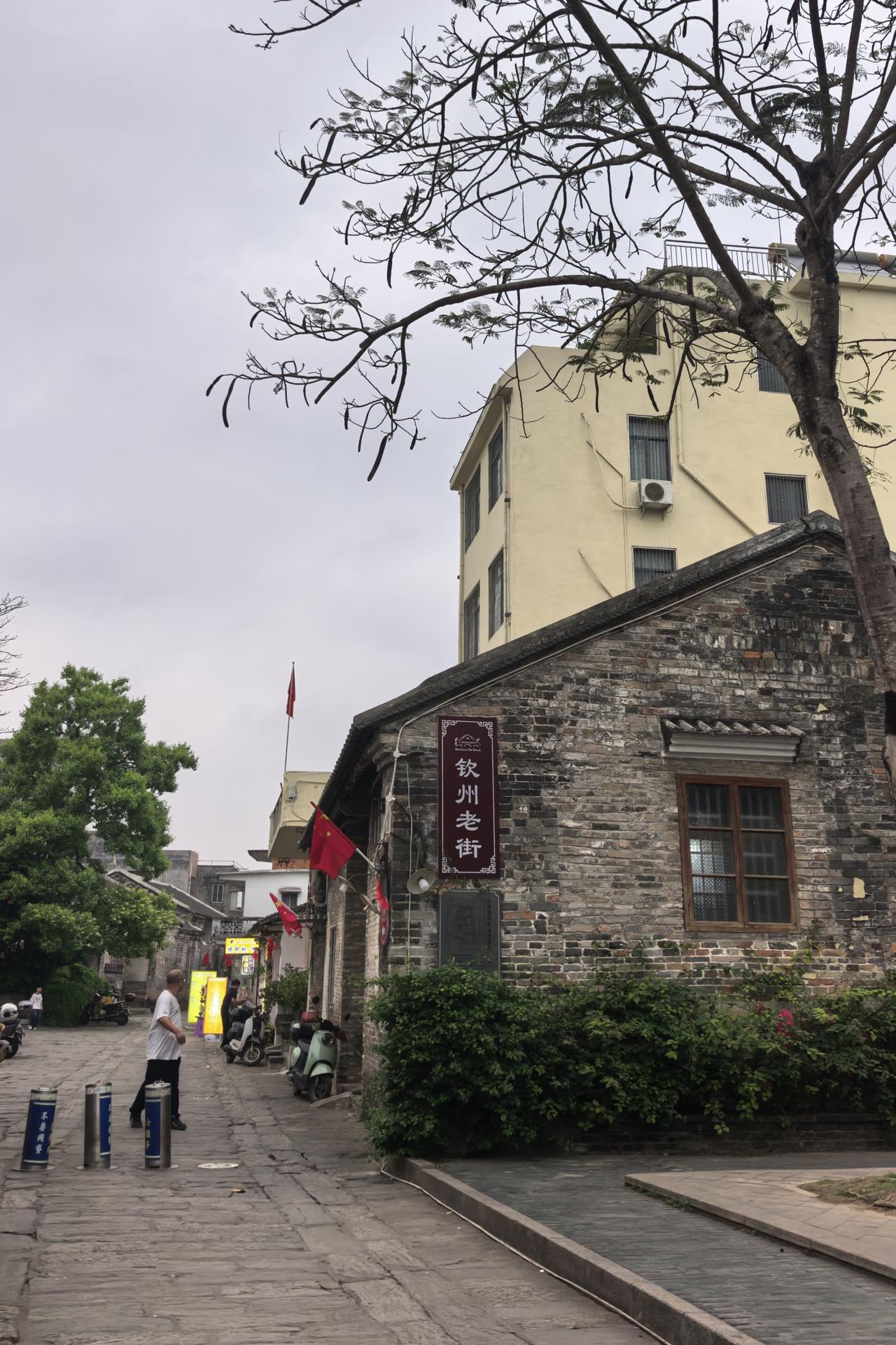 在钦州老街，撞见一场古今的温柔碰撞｜青砖小巷、暖黄街灯、占鳌坊下、石板路上，都藏