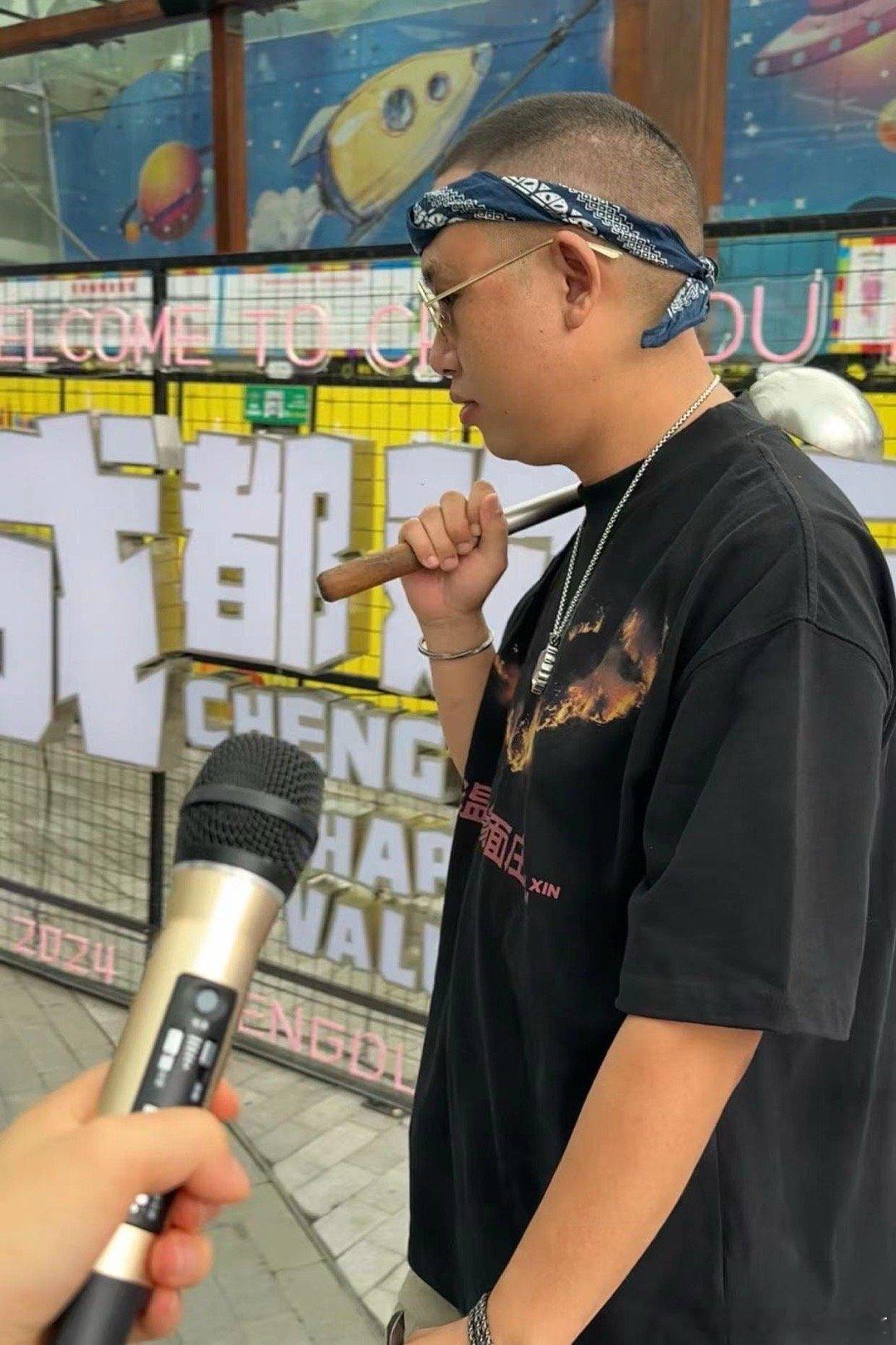 #成都gai浇饭演我精神状态#惊！成都街头偶遇'GAI'浇饭现场，灵魂rappe