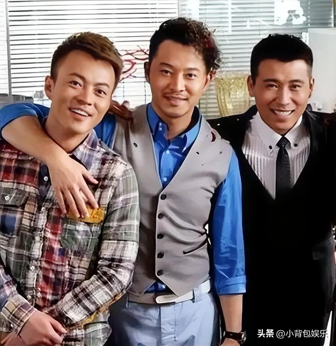 右边的是李乃文，左边的这位很陌生，中间的男生有点面熟，他是女演员胡可的老公吗[w