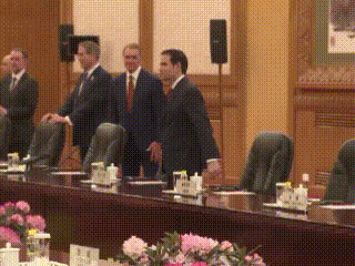 马可·鲁比奥似乎对人民大会堂会议室天花板上的中国风格装饰着迷不已。

然后被外国