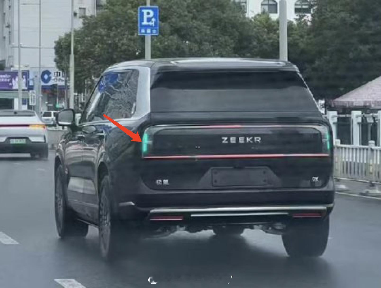 极氪9x当地已经开始有无伪辅助驾驶路跑了关于小蓝灯位于车尾环绕灯组的两侧这车临近