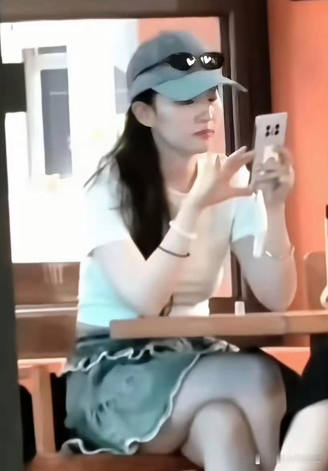 刘亦菲带助理现身环球影城，穿搭简约清新，40岁素颜状态似少女 