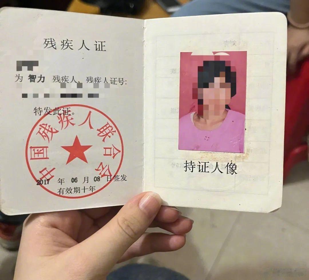 可以说是在法律缺位下的人间悲剧。

按照医学上的评判标准，小芳属于智力二级残疾，