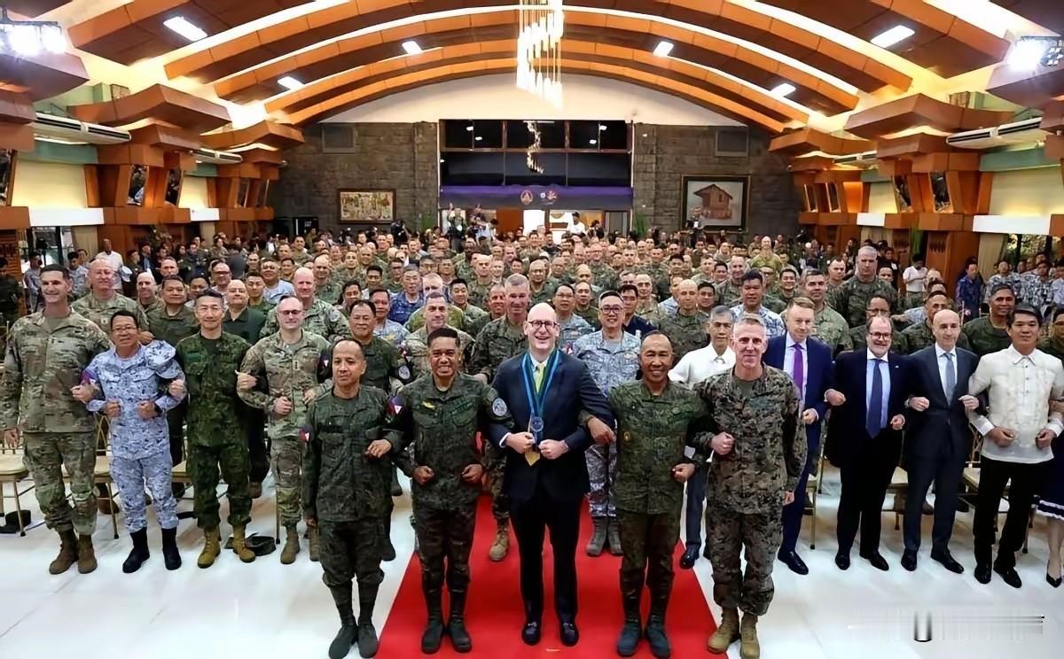 美日菲七个国家，拉了一万七千人，浩浩荡荡开进南海，准备搞一场“大秀”。
演习的剧