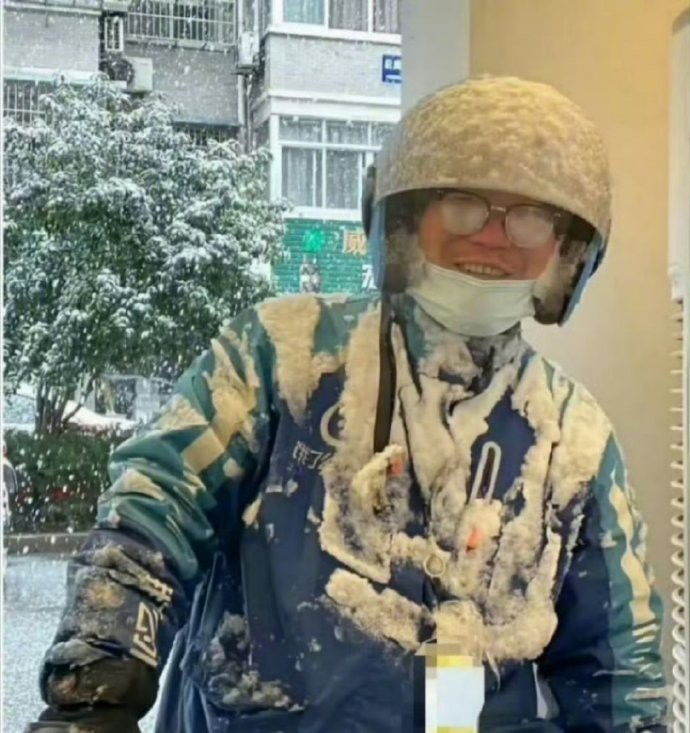 女子点的外卖超时，外卖小哥送到时，连忙递给女子一个新年红包，恳求女子不要给差评！