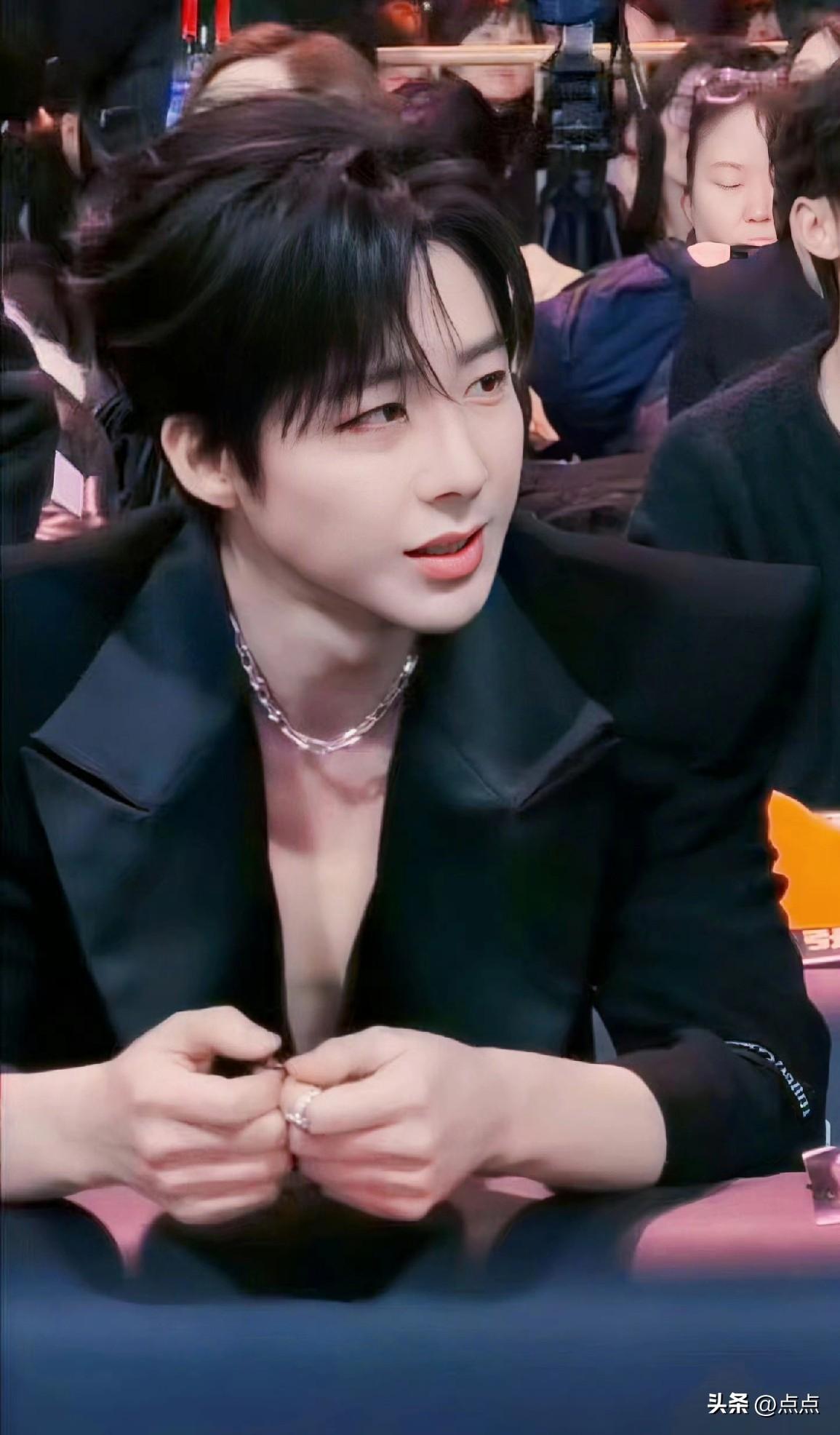 哈哈哈哈哈谁懂啊！刘宇宁回应微博之夜捂胸口也太好笑了吧！暗扣有没有的根本无所谓，