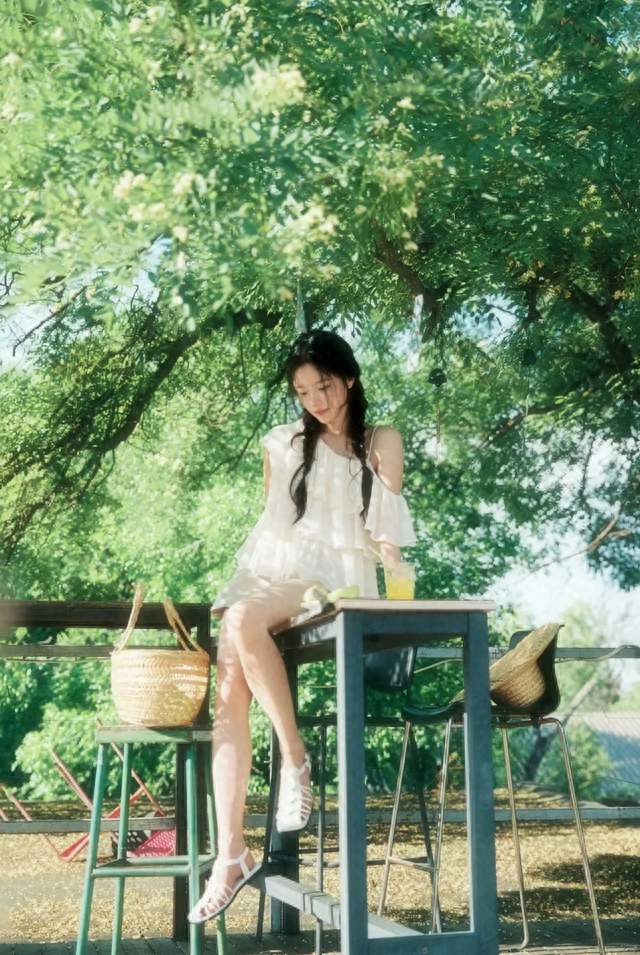 任敏白裙子，留住夏日的瞬间