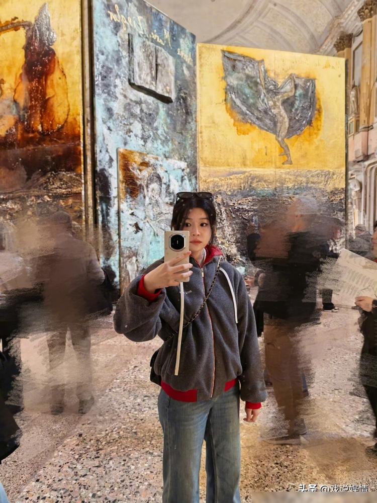 陈妍希米兰时装周，头排坐得稳稳当当，可那几片假发片，硬是把后脑勺垫出了半个头高，